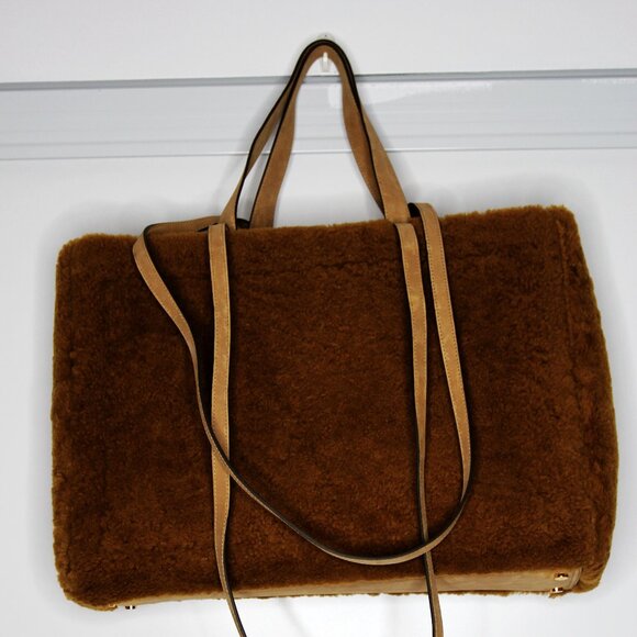 BNWT AW21 JACQUEMUS "LE CABAS NEVE" SHEARLING SHOULDER BAG - Picture 2 of 9